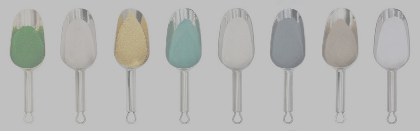 Das Bild zeigt eine Reihe von sieben Abfüll-Schaufeln, in denen jeweils eine andere Farbe von Pulver oder kleinkörnigem Material enthalten ist. Diese Schaufeln sind scheinbar nebeneinander aufgestellt und scheinen aus Metall zu bestehen. Die Farben des Pulvers sind:
1. **Grün**
2. **Weiß**
3. **Gold/Beige**
4. **Blau**
5. **Grau**
6. **Hellbraun/Beige**
7. **Weiß**
Diese Darstellung könnte symbolisch für die Abwechslung oder für die Vielfalt vieler Produkte stehen, die in ähnlichen Schaufeln präsentiert werden. Es könnte aber auch lediglich eine ästhetische Übersicht von Farbmöglichkeiten für ein spezielles Produkt oder eine Kollektion darstellen.